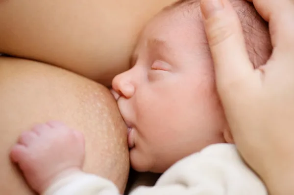 How to handle unexpected discoloration during infant feeding hours